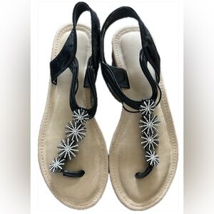 Flat sandals with flower design